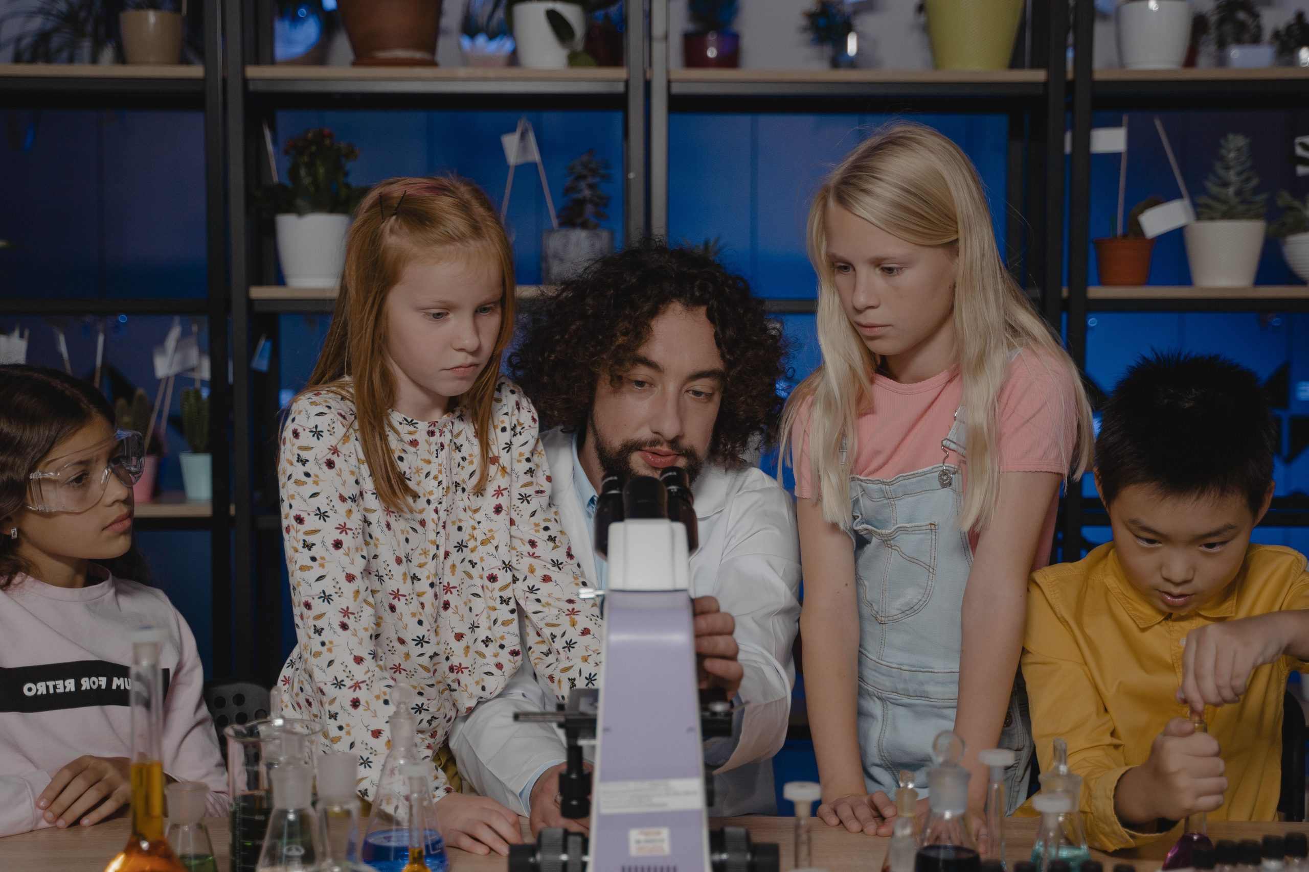 Enfants réalisant une expérience scientifique